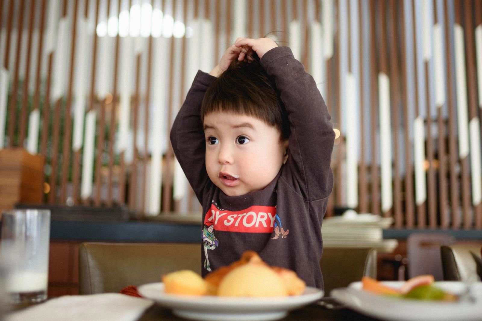 Jeune garçon devant une assiette de gateaux