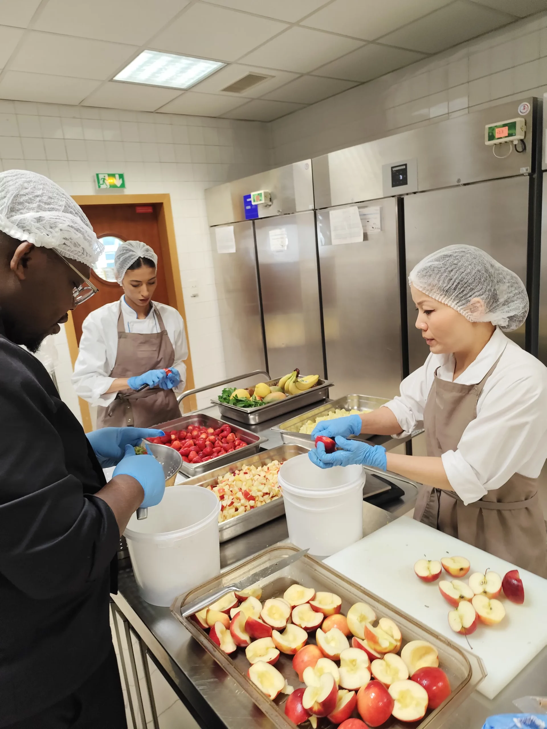 Chefs cuisiniers préparent les repas des élèves dans la cuisine