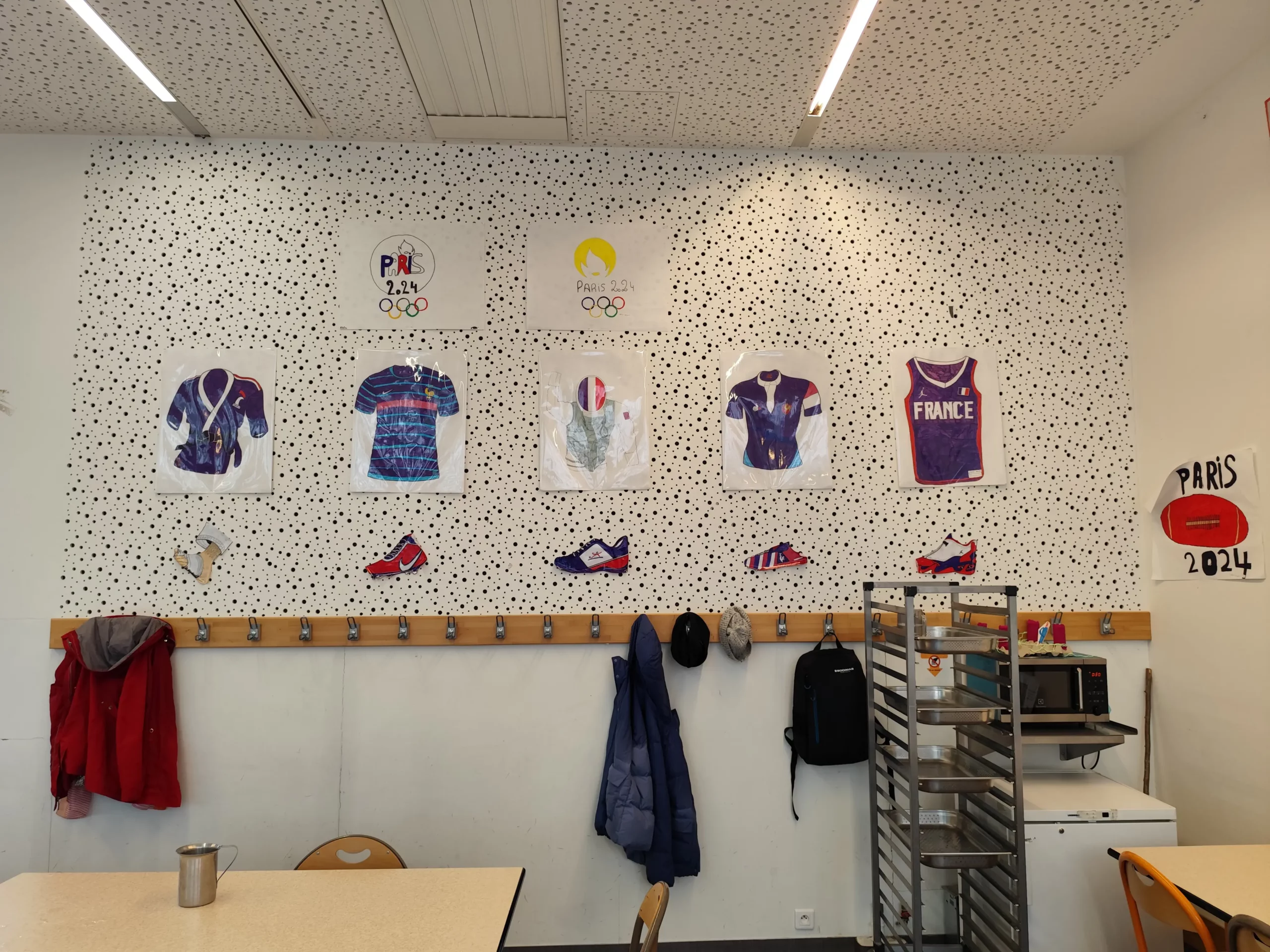 Espace cantine à l'école, décorations de football fabriquées par les élèves